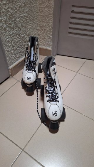 Patines Clásicos Blancos y Negros