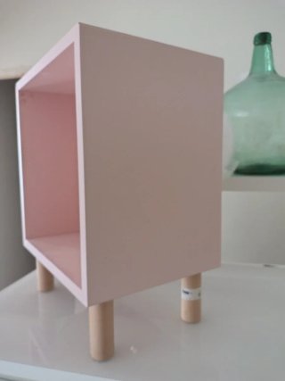 Mesita infantil rosa con patas
