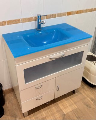 Mueble de baño con lavabo azul