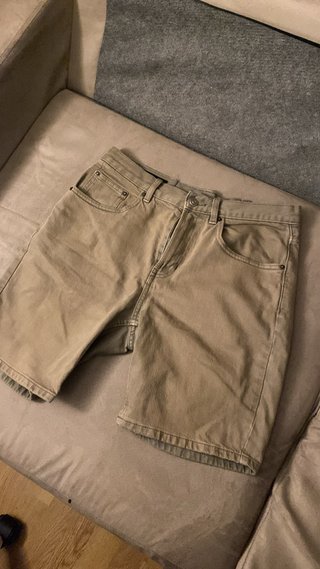 Pantalón corto beige hombre