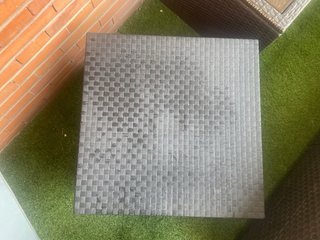 Mesa reposapiés exterior mimbre