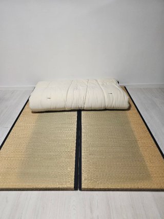 Futón y tatami natural beige y negro.