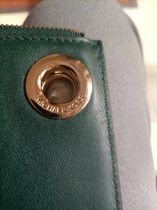 Cartera de mano verde con detalles dorados