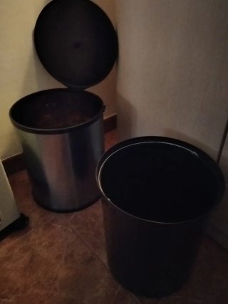 Cubo de basura metálico y plástico