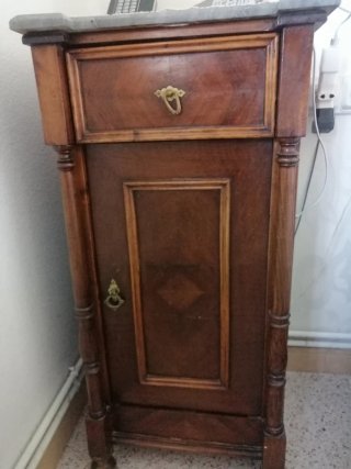 Banco de madera curvo antiguo