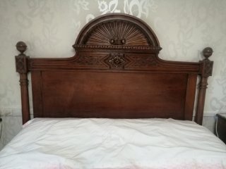 Banco de madera curvo antiguo