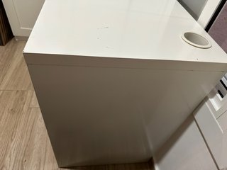 Escritorio blanco con cajón y patas metálicas