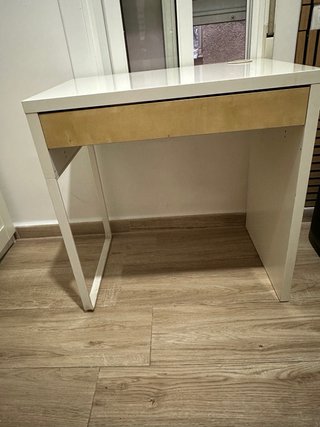 Escritorio blanco con cajón y patas metálicas
