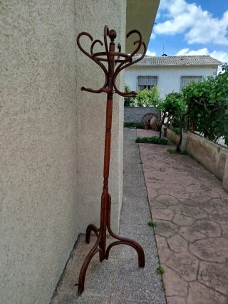 Perchero de pie de madera