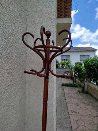 Perchero de pie de madera