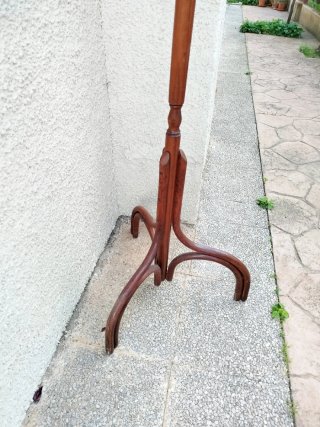 Perchero de pie de madera
