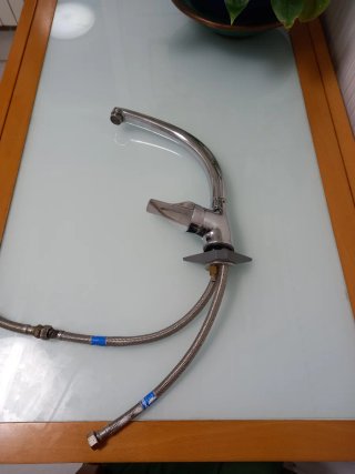 Grifo de cocina moderno Marca Genebre.