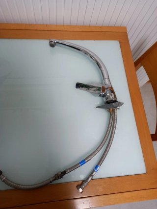 Grifo de cocina moderno Marca Genebre.