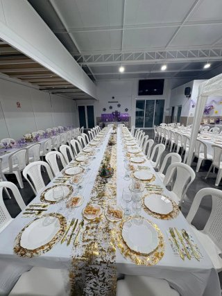 Alquiler de manteles blancos para celebraciones.