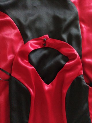 Vestido de fiesta rojo y negro