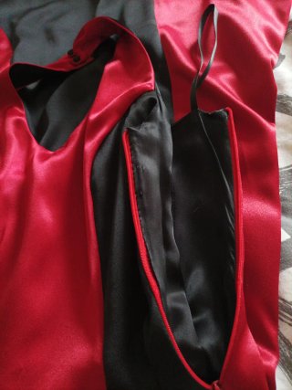 Vestido de fiesta rojo y negro