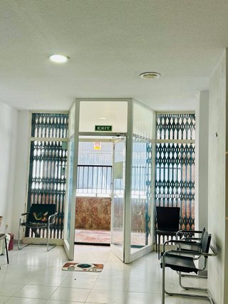 Cristalera local con puerta central