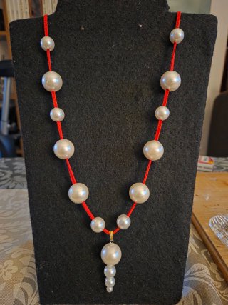 Collar bisutería perlas y cordón rojo
