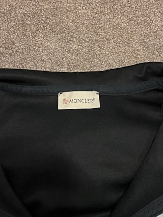 Conjunto deportivo negro con rayas