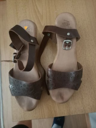 Sandalias de cuña marrones para mujer