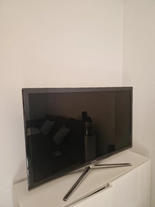 Televisor Samsung Negro y Plateado
