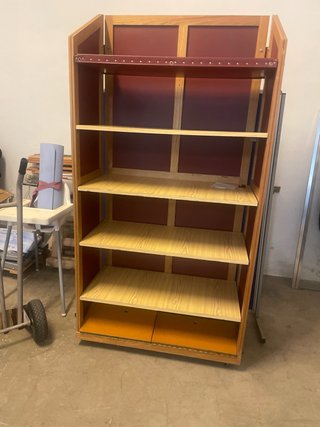 Estantería madera y metal roja