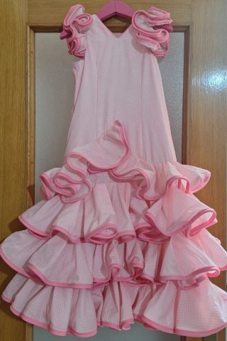 Traje de flamenca rosa con volantes