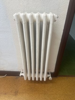 Radiador antiguo de metal blanco