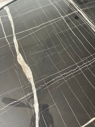 Mesa de centro redonda negra con detalles blancos