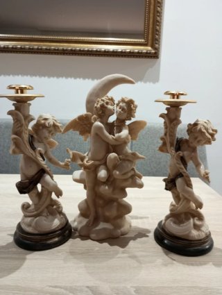 Figuras de ángeles con candelabros