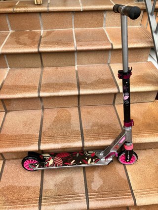 Patinete infantil con ruedas rosas