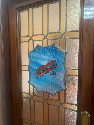 Puerta doble con vidriera decorada