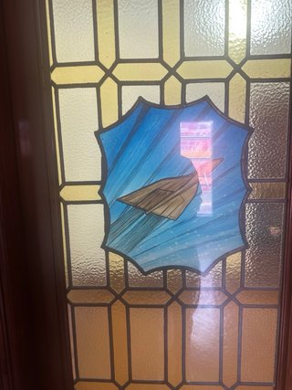 Puerta doble con vidriera decorada