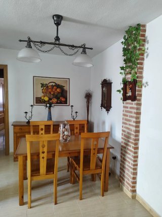 Conjunto mesa y 4 sillas comedor madera rustico