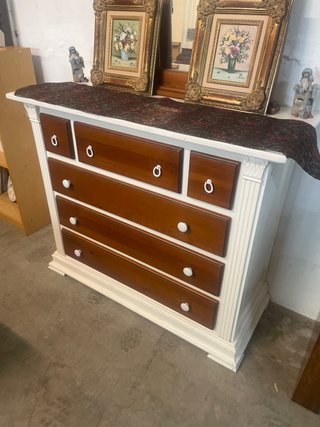 Cómoda de madera de pino