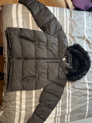 Chaqueta gris con capucha de pelo
