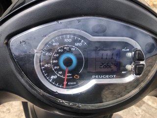 Moto Scooter 125cc Blanca con Baúl