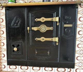 Cocina de leña Hergóm Negra y Dorada