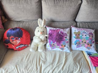 Lote de 3 cojines infantiles y un peluche