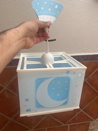 Lámpara infantil de techo luna y estrellas.