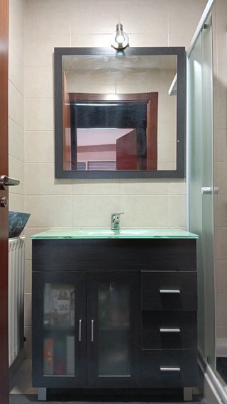 Mueble de baño con lavabo y espejo