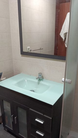 Mueble de baño con lavabo y espejo