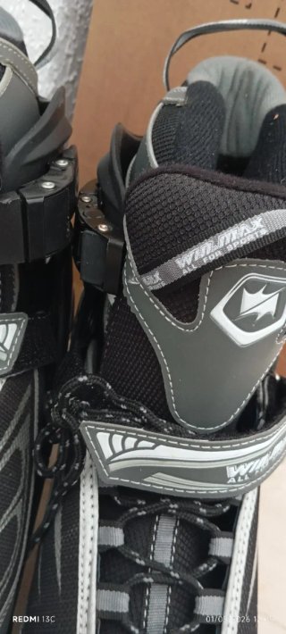 Patines en línea grises y negros
