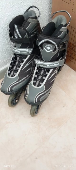 Patines en línea grises y negros