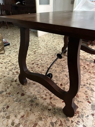 Mesa de comedor de madera oscura