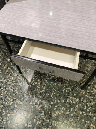 Mesa de cocina pequeña con cajón
