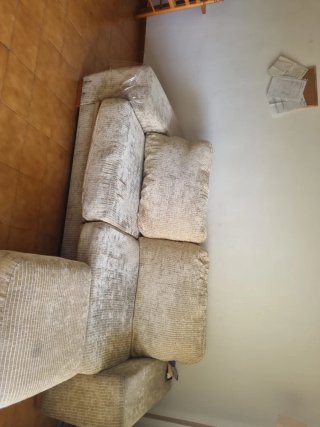 Sofá de tela beige