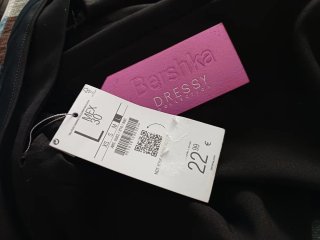 Vestido negro corto con detalles