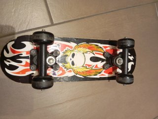 Monopatín con diseño de calavera y llamas