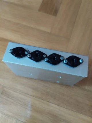 Conmutador de sonido gris y negro